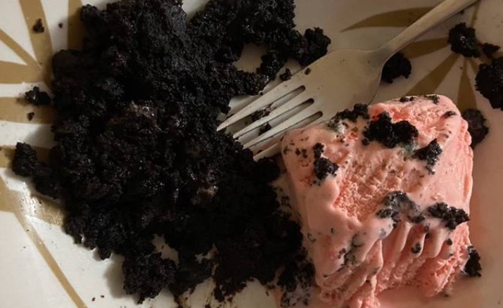 Oreo cake with ice cream