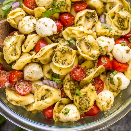 Easy Pesto Tortellini Pasta Salad