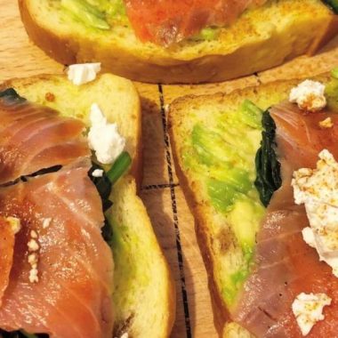 Avo toast with spinach, feta and salmon