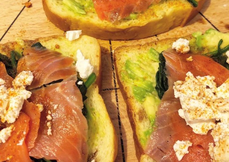 Avo toast with spinach, feta and salmon