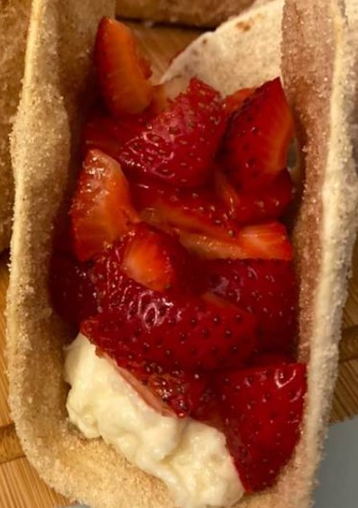 Cinnamon Strawberry Cheesecake Dessert Tacos