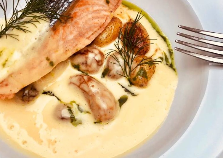 Pan seared wild Salmon with roasted potato and béarnaise sauce