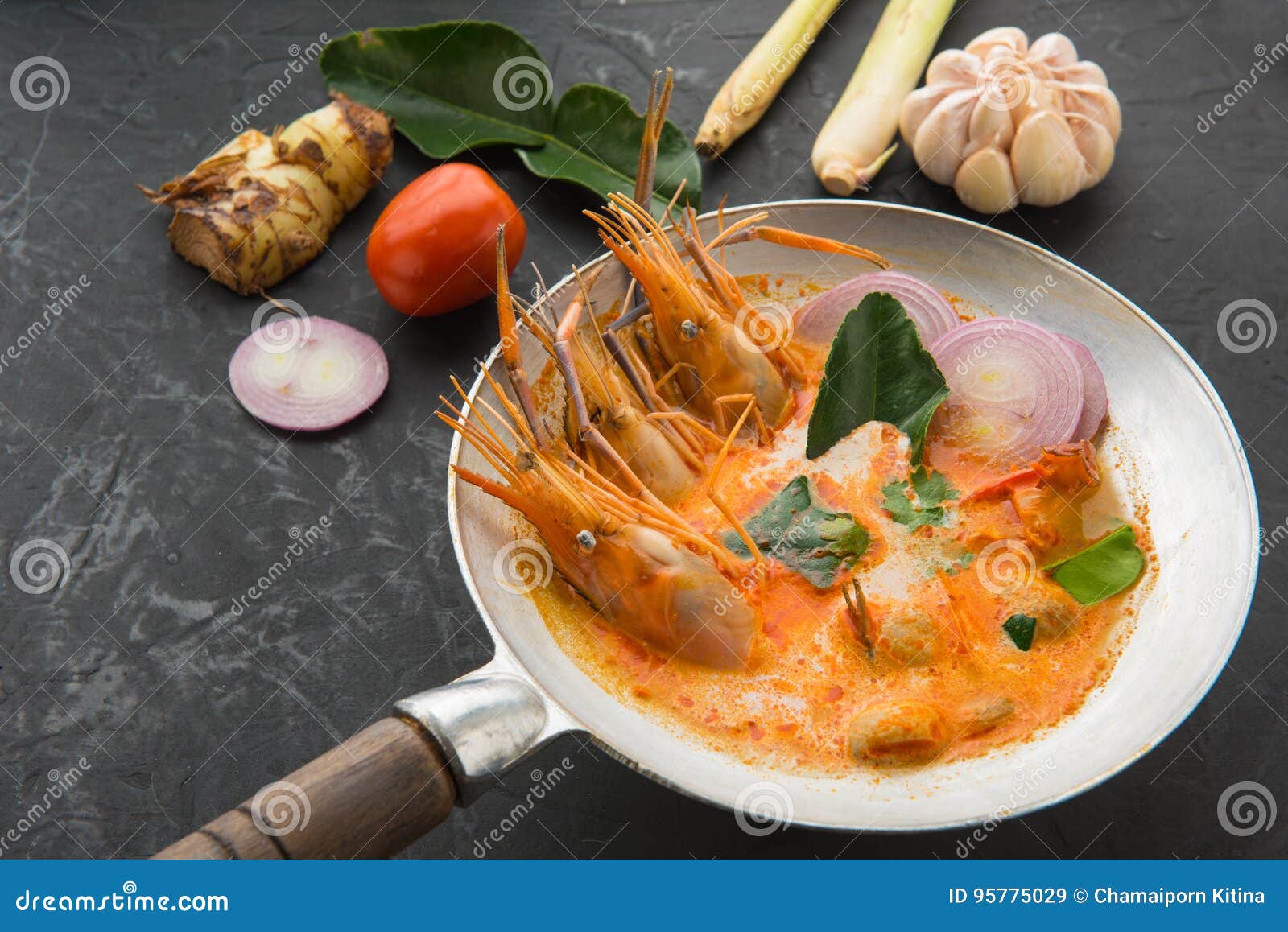 Spicy Delight: A Step-by-Step Guide to Authentic Thai Tom Yum Goong