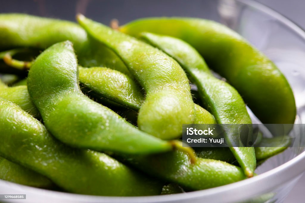 Perfectly Boiled and Salted Edamame: A Simple Japanese Appetizer Recipe